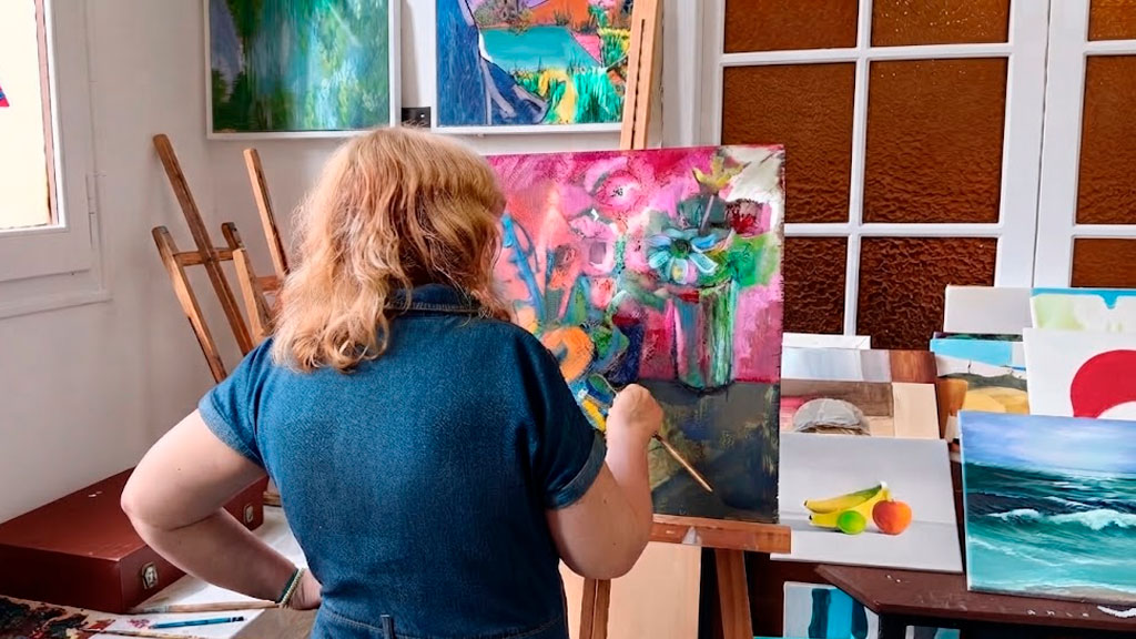Artista de Espaidart reflexionando en el estudio sobre si un cuadro está terminado en Barcelona